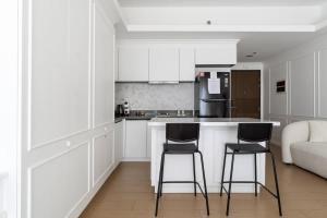 King Bed, Washer, Air Dry, Sauna, Gym & Pool Access, FAST Wi-Fi, Elegant Studio, Near Venice Grand Canal Mall, Walking Distance Britsh Embassy, 5 min drive to BGC, 10 min drive to Manila Airport NAIA 3