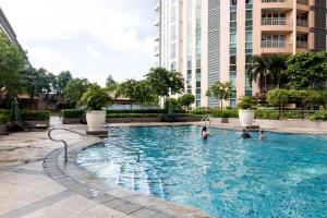 King Bed, Washer, Air Dry, Sauna, Gym & Pool Access, FAST Wi-Fi, Elegant Studio, Near Venice Grand Canal Mall, Walking Distance Britsh Embassy, 5 min drive to BGC, 10 min drive to Manila Airport NAIA 3