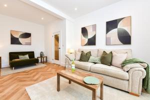 Modern 3 Bed Home in Swansea with Smart TVs Sleeps 7