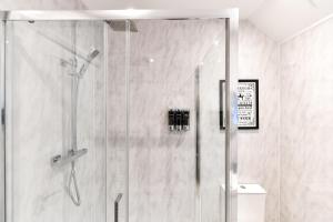 Modern 3 Bed Home in Swansea with Smart TVs Sleeps 7