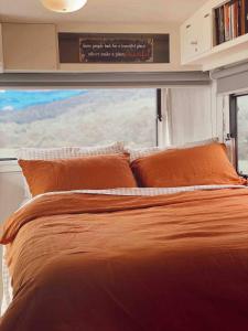 Serene Vintage Van Retreat with Mountain Views in Pumpenbil