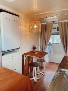 Serene Vintage Van Retreat with Mountain Views in Pumpenbil