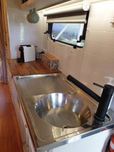 Serene Vintage Van Retreat with Mountain Views in Pumpenbil