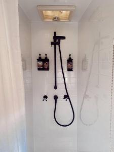 Serene Vintage Van Retreat with Mountain Views in Pumpenbil