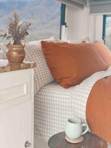 Serene Vintage Van Retreat with Mountain Views in Pumpenbil