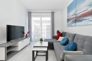 Comfortable Apartment with Access to the Gym and Parking by Noclegi Renters