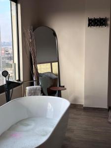 Pyramid Duo Tub Suite 2BD & Rooftop Acc