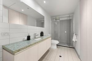 Live Luxe Marvel Stadium 2BR APT with Rooftop Pool