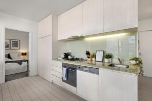 Live Luxe Marvel Stadium 2BR APT with Rooftop Pool