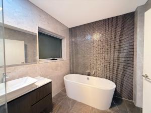 Mint Whispers - Quiet Cozy Room next to train station - with projector and Luxury mattress