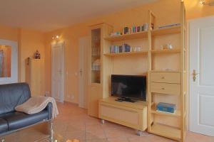 Apartment 452