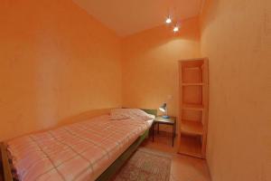 Apartment 452