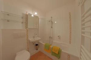 Apartment 452