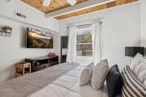 Secluded Hot Tub Cabin • Fire Pit • 5 Min to Pkwy