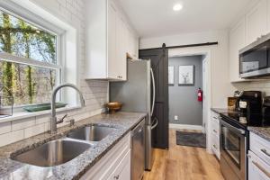 Secluded Hot Tub Cabin • Fire Pit • 5 Min to Pkwy