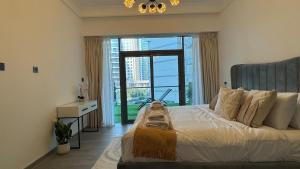 1BDR with Huge Balcony Stylish Living