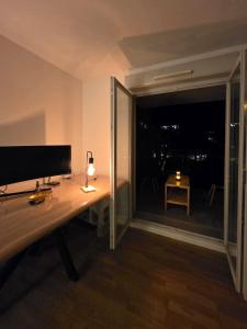 Opposite Metro 14, Cozy Guest Room with Garden & Free Parking, 5 min Orly Airport, 7 min Paris