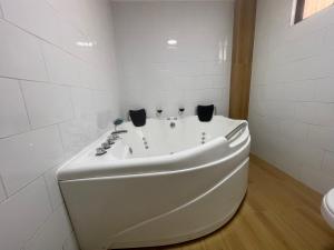 Suite Privada con Jacuzzi, Centro de Curicó, Ideal Parejas