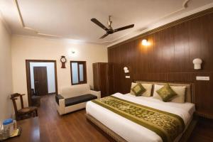 Hotel Mahamaya Palace Near Naini Lake