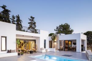 Villa EsHi w Private Pool & Scenic Sea View