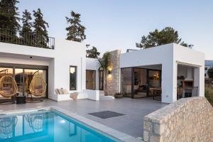Villa EsHi w Private Pool & Scenic Sea View
