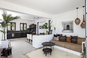 Villa EsHi w Private Pool & Scenic Sea View