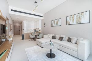 Free housekeeping visits during your stay - StayShort - JVC apartment Sleeps 4 with Pool and Gym