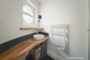 one-bedroom apartment in a sought-after area near the Bois de Boulogne