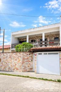 Casa para 8 pessoas com churrasqueira e garagem a 500m da praia