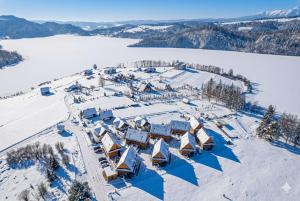 Czorsztyn Prestige Osada - dla osób od 12 lat - przyjazna psom z dostępnym parkiem dla psów z przepięknym widokiem na jezioro