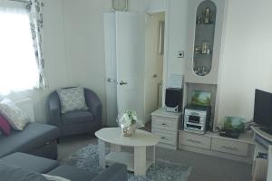 Lodge - Sleeps 6 with Pool Access