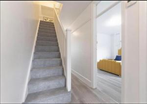 Walsgrave Road 3BR Multi-Floor Apartment Unit - Street Parking & WiFi