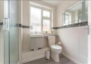 Walsgrave Road 3BR Multi-Floor Apartment Unit - Street Parking & WiFi