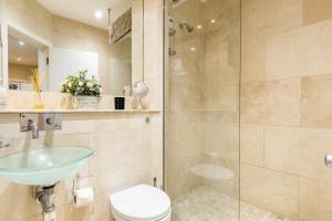 Double bedroom in homely, 5 bedroom family house by the river in Fulham