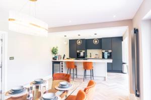 Riverside Bliss in Windsor, 5 Bed, Secure Parking