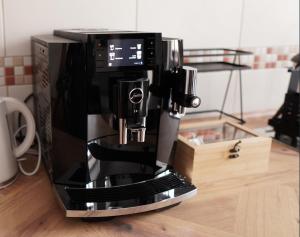 Apartment mit Fußbodenheizung im ruhigen Hinterhaus, JURA Kaffeevollautomat, Smart-TV, Privater Parkplatz, WIFI, Boxspringbetten