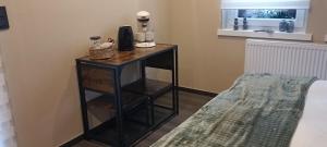 A lombre de la chapelle