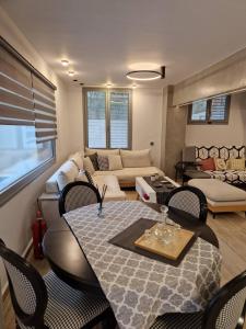 Cozy and bright apartment with private yard