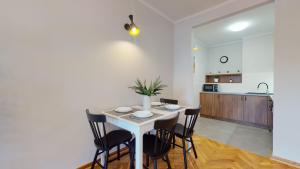 Market Square View Cozy 2 Rooms AS Home R425