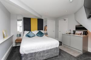 StayCoastal Linden Hotel King Deluxe Suite one