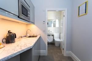 StayCoastal Linden Hotel King Deluxe Suite one