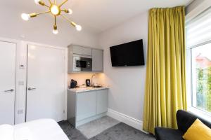 StayCoastal Linden Hotel King Deluxe Suite one