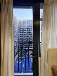 Modern Staycation near MOA & NAIA with PS4, Netflix, Wi-Fi