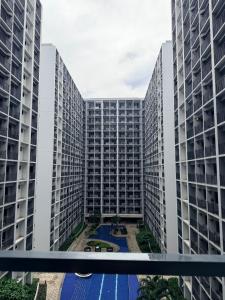 Modern Staycation near MOA & NAIA with PS4, Netflix, Wi-Fi