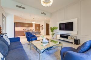 Vacationer Holiday Homes l Vibrant 2 Bedroom l Pool with Burj Khalifa View