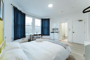 KW SELF CONTAINED STUDIOS ALEXANDRA PALACE COLLECTiON