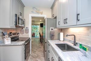 Classic Sanibel Escape Steps To The beach Colony Inn 11