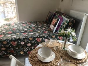 Cozy Apartment Prague Airport- 5 minute drive from AirPort