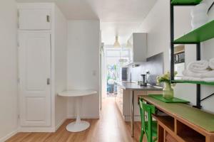 Cosy Studio Rue des Martyrs Walking Distance to Montmartre