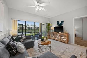 Lovely 2 Bedroom Condo with Tennis Courts & Pool